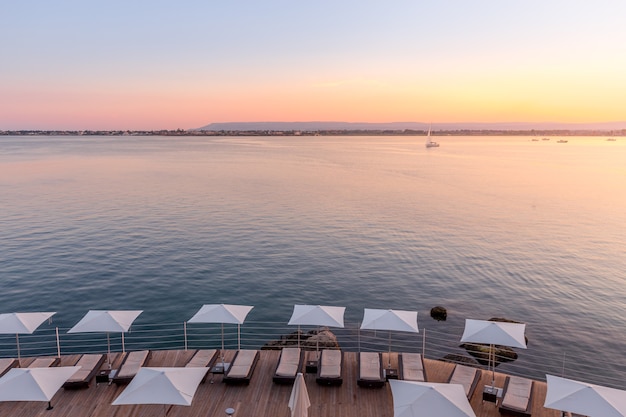 Siracusa, Isla de Sicilia, Italia. Puesta de sol frente al mar al final de un día de primavera en mayo.