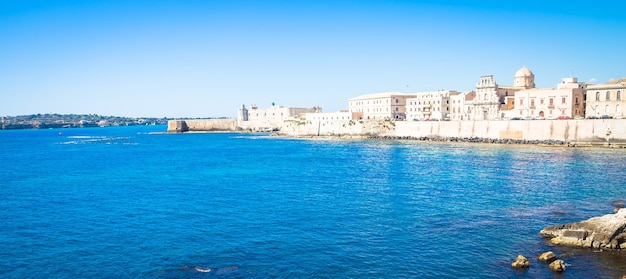 SIRACUSA, Italia - 18 de mayo de 2018: vista de la zona de Ortigia, el centro de Siracusa, Sicilia, al comienzo de la temporada de verano