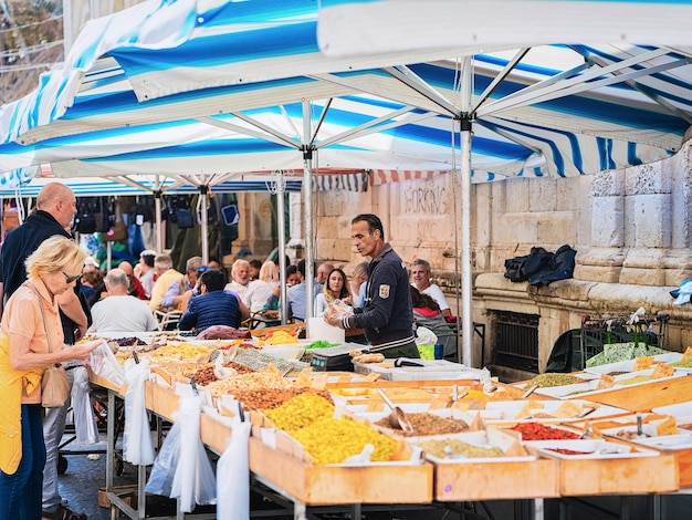 Siracusa, Italia - 28 de septiembre de 2017: Gente en el mercado en Siracusa, Sicilia, Italia