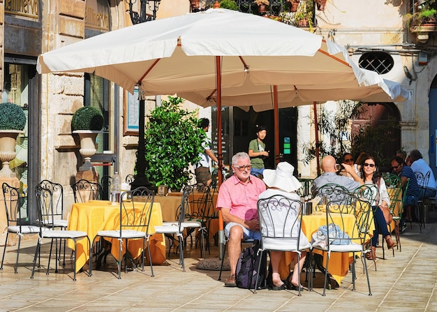 Siracusa, Italien - 28. September 2017: Älteres Paar im gemütlichen Straßencafé in Siracusa, Sizilien, Italien