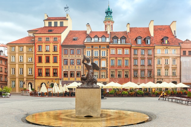 Sirena de Varsovia en la Plaza del Mercado, Polonia.