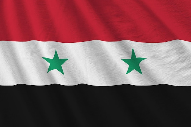Siria bandera con grandes pliegues ondeando de cerca bajo la luz del estudio en el interior de los símbolos oficiales y co