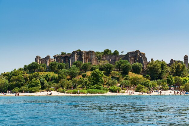 Sirmione Lago de Garda Italia vista sobre las ruinas de la Gruta de CatullusRoman edificio privado