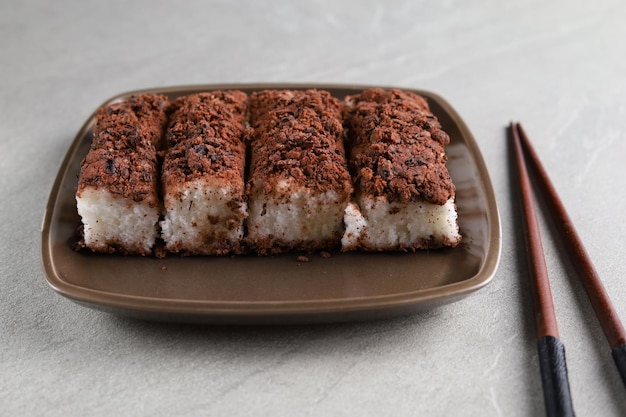 Sirutteok é um tipo de bolo de arroz coreano tradicionalmente feito de feijão vermelho e arroz fumegante