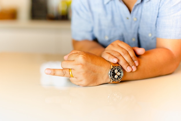 Foto sirva señalar su dedo anular con el anillo de bodas de oro en su dedo.