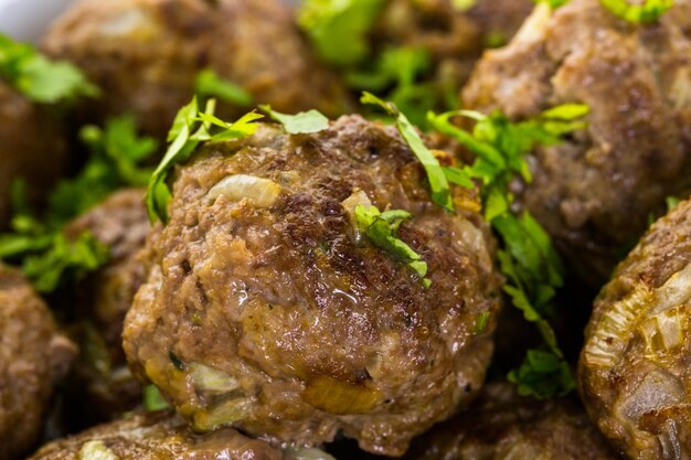 Sirve grandes albóndigas italianas en un plato blanco para la cena.