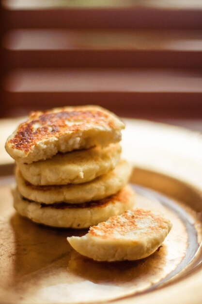 Se sirve su desayuno casero favorito.