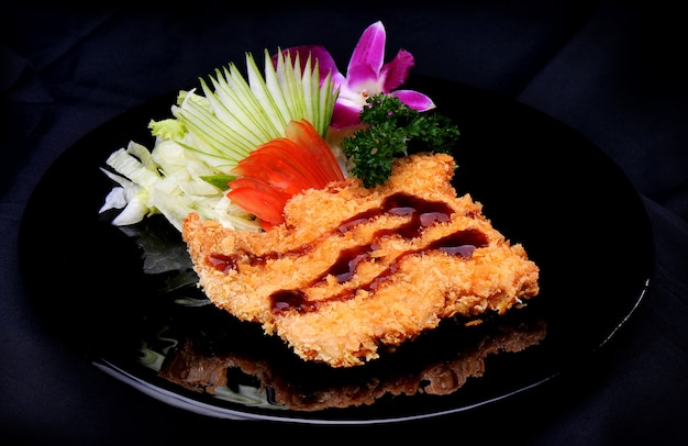 Sirve tonkatsu japonés.