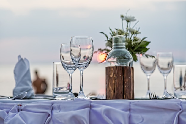 Sirviendo para una cena romántica en la playa al atardecer.