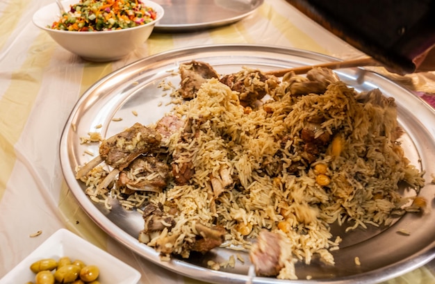 Sirviendo comida árabe tradicional para reuniones familiares para iftar