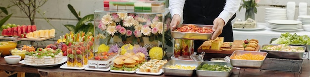 Sirviendo una exquisita variedad de delicias gourmet frescas