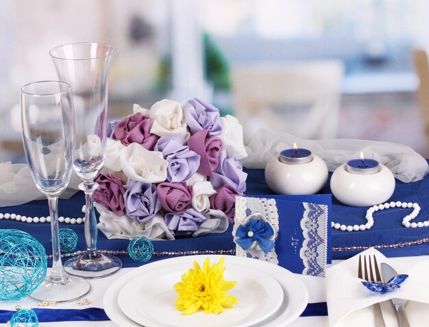 Sirviendo una fabulosa mesa de bodas en color púrpura y azul del fondo del restaurante