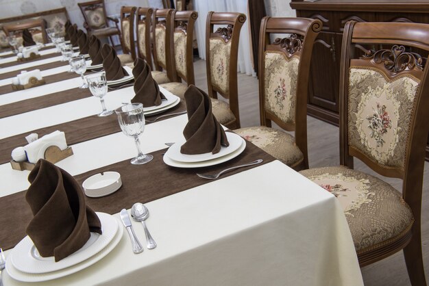 Sirviendo mesa de banquete en un lujoso restaurante en estilo marrón y blanco