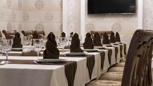 Sirviendo mesa de banquete en un lujoso restaurante en estilo marrón y blanco