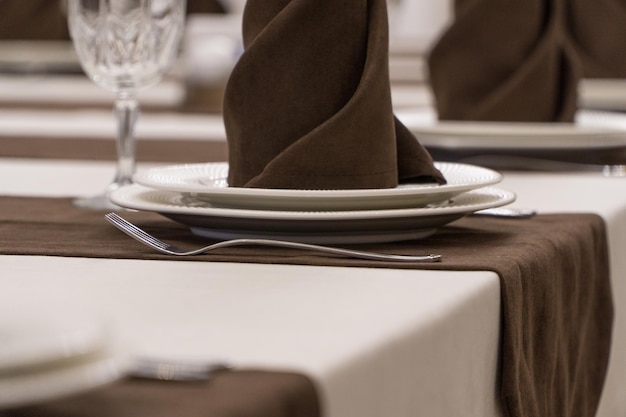 Sirviendo mesa de banquete en un lujoso restaurante de estilo marrón y blanco