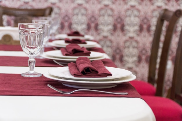 Sirviendo mesa de banquete en un lujoso restaurante en estilo rojo y blanco.