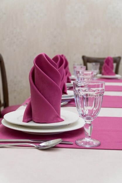 Sirviendo mesa de banquete en un lujoso restaurante de estilo rosa y blanco