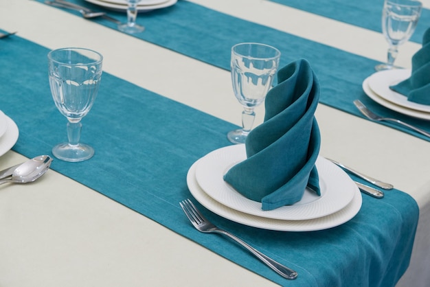 Sirviendo mesa de banquete en un lujoso restaurante de estilo turquesa y blanco