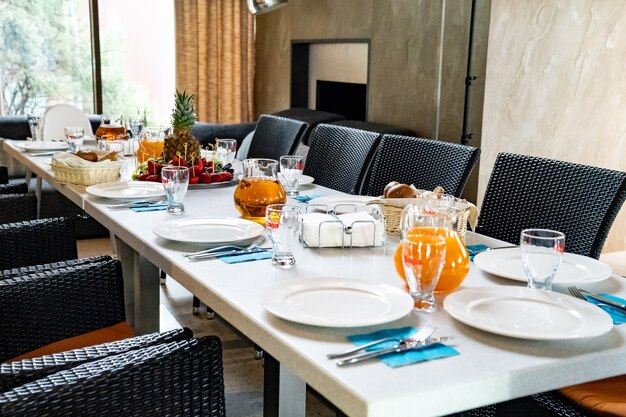 Sirviendo una mesa de banquete en un restaurante o en casa durante unas vacaciones