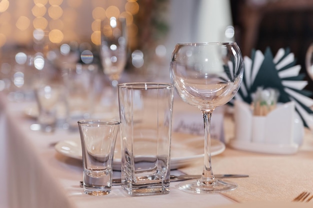 Sirviendo una mesa de boda festiva