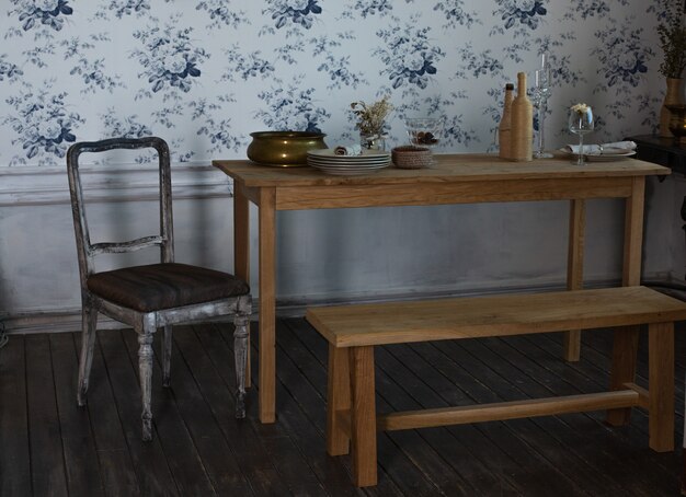 Foto sirviendo en una mesa de madera con botellas hechas a mano y platos de porcelana.