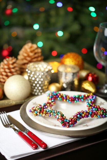 Sirviendo la mesa de Navidad en la habitación