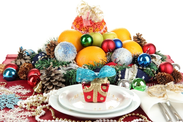 Sirviendo la mesa de Navidad sobre fondo blanco.