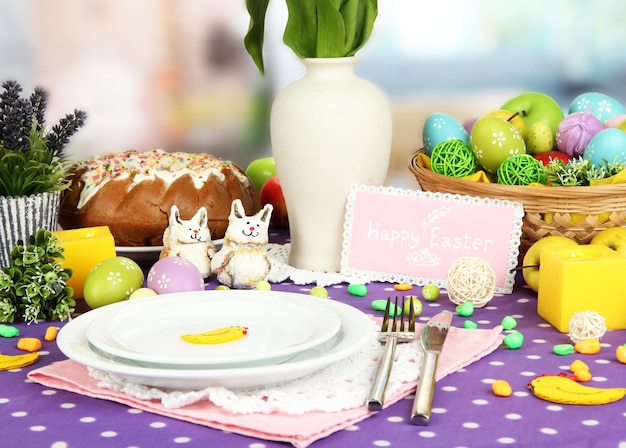 Sirviendo la mesa de Pascua en el fondo de la habitación