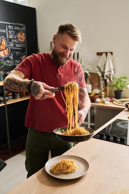 Foto sirviendo pasta caliente en un plato