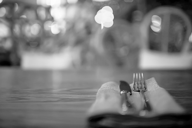 sirviendo en el restaurante, tenedor y cuchillo / vista interior del restaurante con una mesa servida con cuchillo y tenedor en la mesa de un café