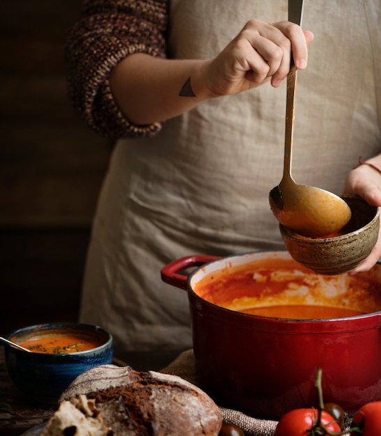 Sirviendo sopa de tomate idea de receta de fotografía de alimentos
