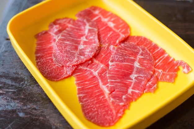 Se sirvió carne fresca cruda en rodajas para el restaurante Sukiyaki y Shabu o Yakiniku