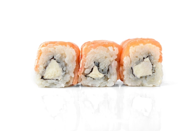 Sishi roll com salmão e filadélfia, isolado no fundo branco.