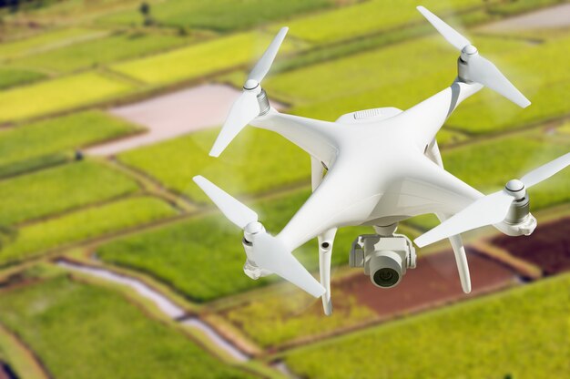 Sistema de aeronaves no tripuladas UAV Quadcopter Drone en el aire sobre el valle de Hanalei y los campos de la granja Taro en Kauai Hawai