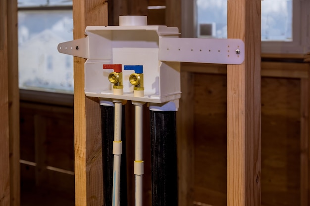 Sistema de agua en casa en la instalación de cajas de salida de lavandería en una casa nueva para la conexión de agua a la lavadora