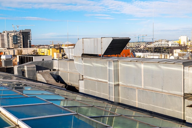 Sistema de aire acondicionado central en el techo del edificio grandes ejes para ventilación y refrigeración de la casa