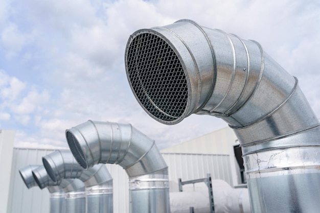 El sistema de aire acondicionado y ventilación de un gran edificio industrial