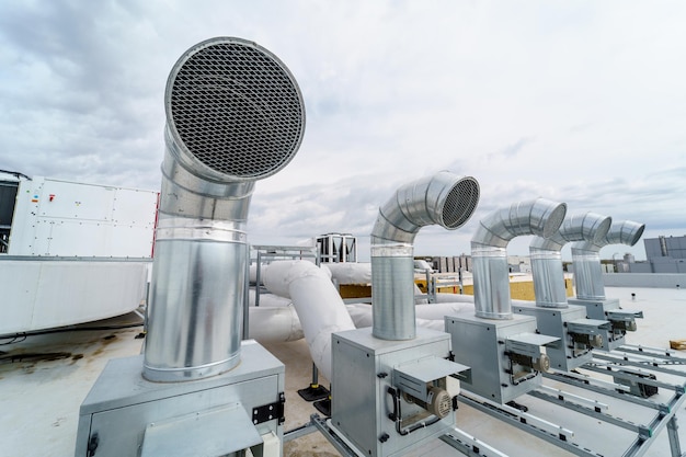 El sistema de aire acondicionado y ventilación de un gran edificio industrial