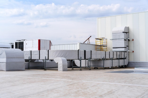 El sistema de aire acondicionado y ventilación de una gran instalación industrial