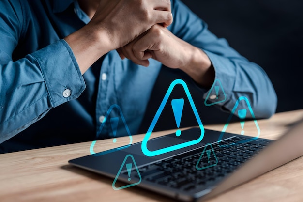 Sistema de alerta hackeado popup en la pantalla virus spam con advertencia precaución para la notificación sobre el código de protección de seguridad de Internet y seguridad cibernética y spyware de phishing e información comprometida