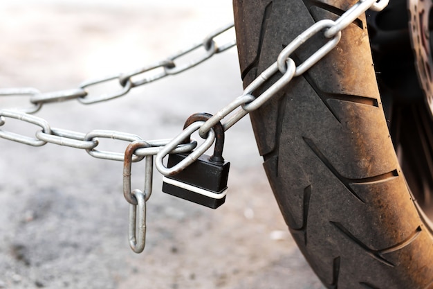 Sistema anti-roubo da bicicleta. prenda a bicicleta ao poste