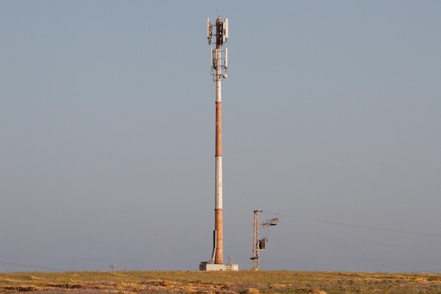 Sistema automatizado de observación meteorológica en el campo con fondo de cielo azul