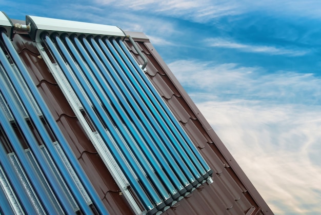 Sistema de calentamiento de agua solar al vacío en el techo de la casa.