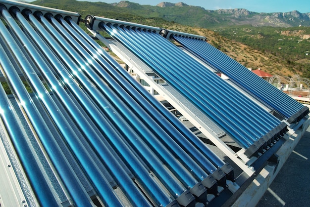 Sistema de calentamiento de agua solar al vacío en el techo de la casa.