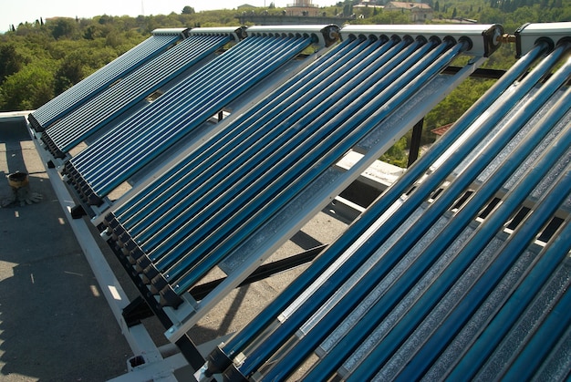 Sistema de calentamiento de agua solar al vacío en el techo de la casa.