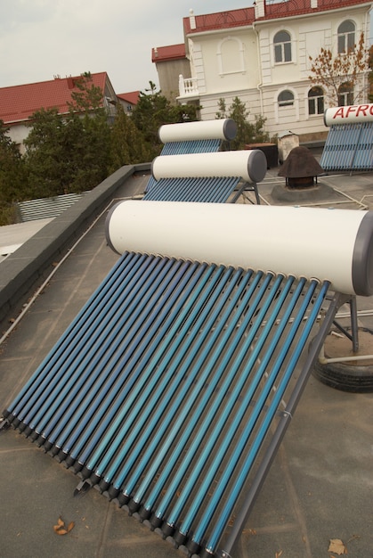 Sistema de calentamiento de agua solar al vacío en el techo de la casa.