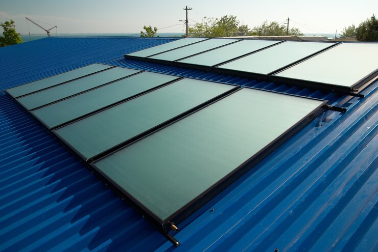 Sistema de calentamiento de agua solar en el techo de la casa.