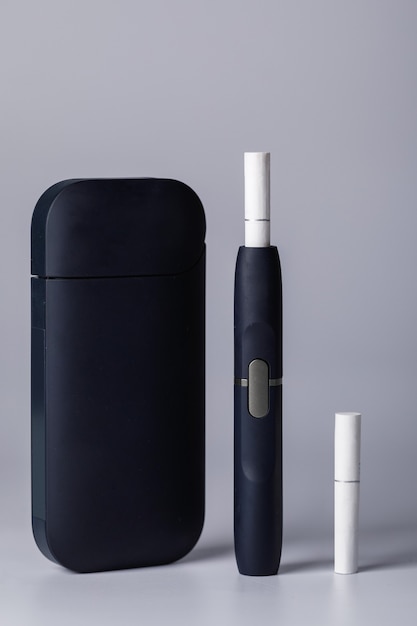 Sistema de calentamiento de tabaco en superficie gris. Alternativa de los cigarrillos tradicionales