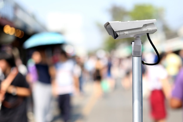 Foto sistema de cctv en el fondo borroso del mercado diurno y tiene espacio de copia para el diseño en su trabajo.