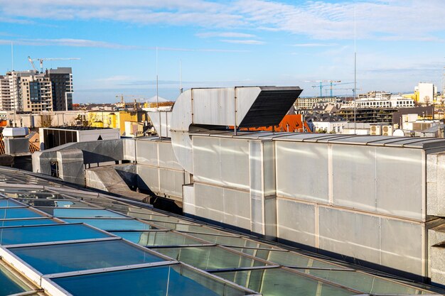 Sistema central de ar condicionado no telhado do edifício grandes poços para ventilação e refrigeração da casa